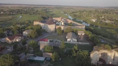 Medzhybizh Kalesi 'ne ve Kutsal Üçlü Kilisesi' ne. Ukrayna 'nın Medzhybizh kasabasında, Güney Böceği nehirlerinin birleştiği yerde yer almaktadır..
