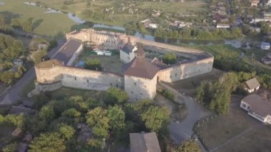 Aerial 'dan Medzhybizh Kalesi' ne, Podolia 'daki Polonya Krallığı' nın en güçlü kalelerinden biri. Ukrayna 'nın Medzhybizh kasabasında, Güney Böceği nehirlerinin birleştiği yerde yer almaktadır..