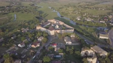 Aerial 'dan Medzhybizh Kalesi' ne, Podolia 'daki Polonya Krallığı' nın en güçlü kalelerinden biri. Ukrayna 'nın Medzhybizh kasabasında, Güney Böceği nehirlerinin birleştiği yerde yer almaktadır..