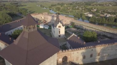 Aerial 'dan Medzhybizh Kalesi' ne, Podolia 'daki Polonya Krallığı' nın en güçlü kalelerinden biri. Ukrayna 'nın Medzhybizh kasabasında, Güney Böceği nehirlerinin birleştiği yerde yer almaktadır..