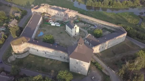 Aérienne au château de Medzhybizh, l'un des fortres les plus forts de la Couronne du Royaume de Pologne en Podolie. Il est situé au confluent des rivières Bug Sud, dans la ville de Medzhybizh en Ukraine .