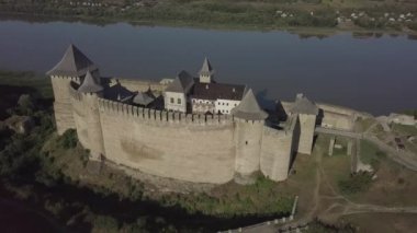 Batı Ukrayna 'nın Khotyn kasabasındaki ortaçağ kalesi. Kale, Ukrayna 'nın yedinci harikası.