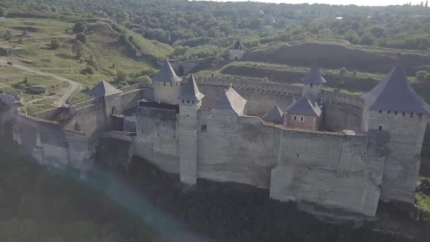 Fortaleza medieval na cidade de Khotyn oeste da Ucrânia. O castelo é a sétima maravilha da Ucrânia — Vídeo de Stock