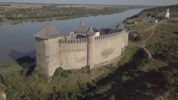 Средневековая крепость в Хотине Западная Украина. Замок - седьмое чудо Украины — стоковое видео