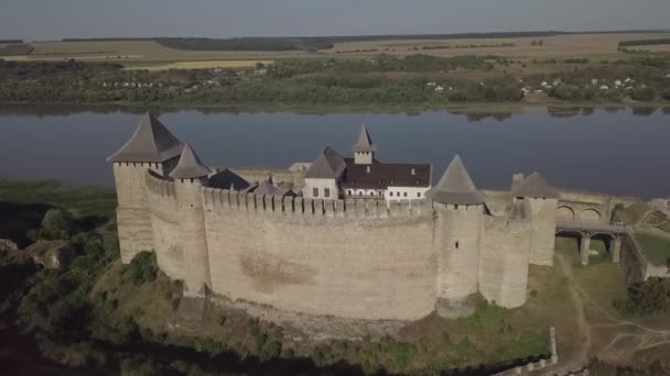 Fortaleza medieval na cidade de Khotyn oeste da Ucrânia. O castelo é a sétima maravilha da Ucrânia — Vídeo de Stock