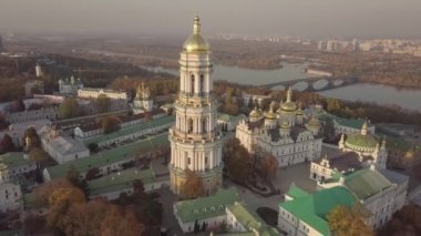 Kiev Pechersk Lavra kiliselerinin ve tepelerdeki manastırın havadan panoramik manzarası, Kyiv şehrinin manzarası.