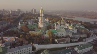Kiev Pechersk Lavra kiliselerinin ve tepelerdeki manastırın havadan panoramik manzarası, Kyiv şehrinin manzarası.