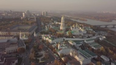 Kiev Pechersk Lavra kiliselerinin ve tepelerdeki manastırın havadan panoramik manzarası, Kyiv şehrinin manzarası.