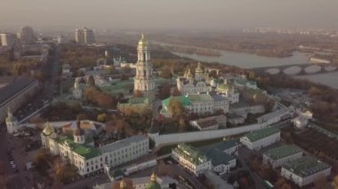 Kiev Pechersk Lavra kiliselerinin ve tepelerdeki manastırın havadan panoramik manzarası, Kyiv şehrinin manzarası.
