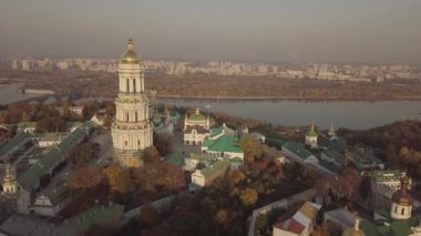 Kiev Pechersk Lavra kiliselerinin ve tepelerdeki manastırın havadan panoramik manzarası, Kyiv şehrinin manzarası.