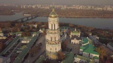 Kiev Pechersk Lavra kiliselerinin ve tepelerdeki manastırın havadan panoramik manzarası, Kyiv şehrinin manzarası.