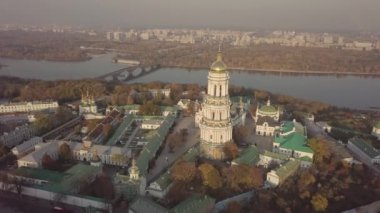 Kiev Pechersk Lavra kiliselerinin ve tepelerdeki manastırın havadan panoramik manzarası, Kyiv şehrinin manzarası.