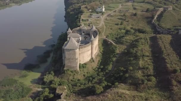 Medeltida fästning i Khotyn stad västra Ukraina. Slottet är det sjunde underverket i Ukraina — Stockvideo