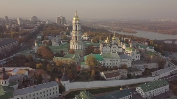 Vista panorámica aérea de las iglesias de Kiev Pechersk Lavra y el monasterio en las colinas de arriba, paisaje urbano de la ciudad de Kiev — Vídeo de stock