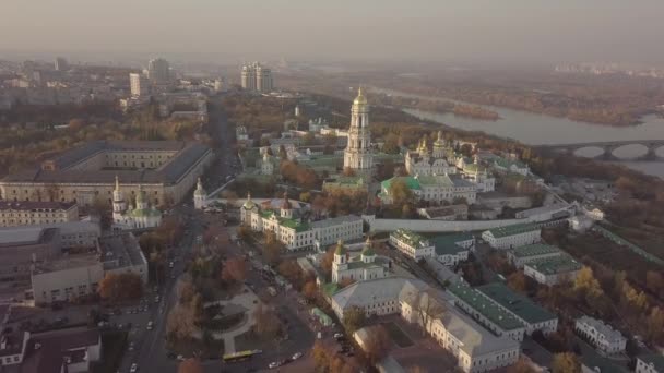 Vista panorámica aérea de las iglesias de Kiev Pechersk Lavra y el monasterio en las colinas de arriba, paisaje urbano de la ciudad de Kiev — Vídeo de stock