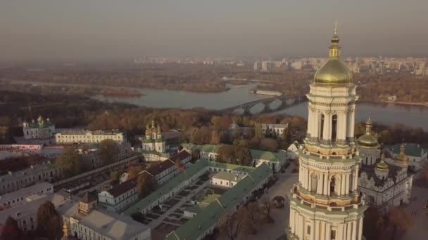 Vista panorámica aérea de las iglesias de Kiev Pechersk Lavra y el monasterio en las colinas de arriba, paisaje urbano de la ciudad de Kiev — Vídeos de Stock