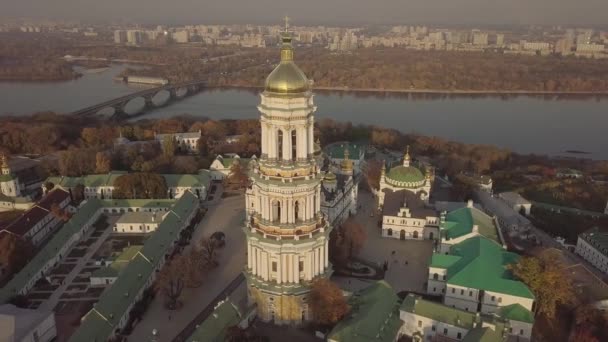 Vista panorâmica aérea de igrejas Kiev Pechersk Lavra e mosteiro em colinas de cima, paisagem urbana da cidade de Kiev — Vídeo de Stock