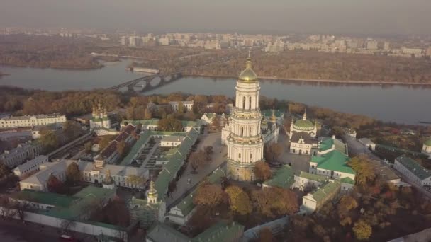 Αεροφωτογραφία του Κιέβου Pechersk Lavra εκκλησίες και μοναστήρι στους λόφους από ψηλά, cityscape της πόλης Κίεβο — Αρχείο Βίντεο