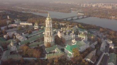 Kiev Pechersk Lavra kiliselerinin ve tepelerdeki manastırın havadan panoramik manzarası, Kyiv şehrinin manzarası.