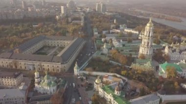 Kiev Pechersk Lavra kiliselerinin ve tepelerdeki manastırın havadan panoramik manzarası, Kyiv şehrinin manzarası.