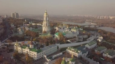 Kiev Pechersk Lavra kiliselerinin ve tepelerdeki manastırın havadan panoramik manzarası, Kyiv şehrinin manzarası.