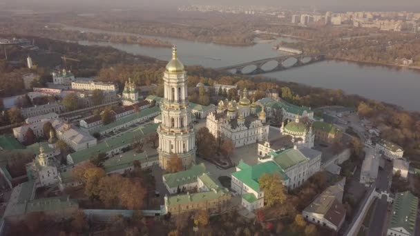 Vista panorámica aérea de las iglesias de Kiev Pechersk Lavra y el monasterio en las colinas de arriba, paisaje urbano de la ciudad de Kiev — Vídeos de Stock