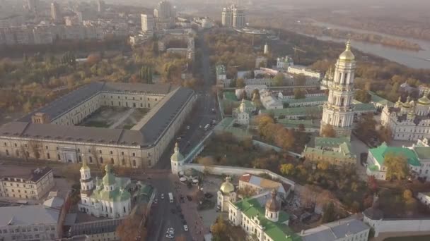 Légi panoráma kilátás Kijev Pechersk Lavra templomok és kolostor dombok felülről, városkép Kijev város — Stock videók