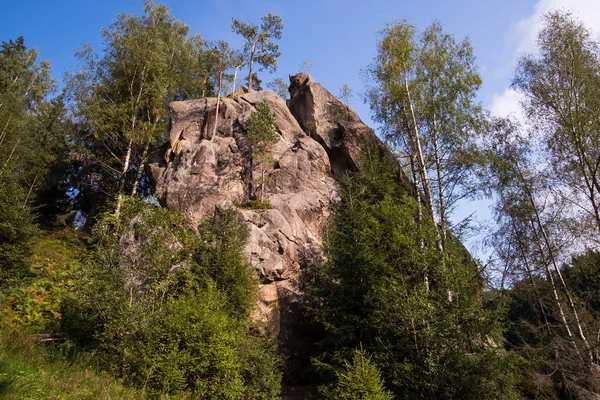 Uitzicht vanuit de lucht stenen rotsen Ternoshorska Lada temidden van prachtige schilderachtige Karpaten bergen en bos. Symbool van moederschap en vruchtbaarheid, regio Kosiv, oblast Ivano-Frankivsk, Oekraïne — Stockfoto