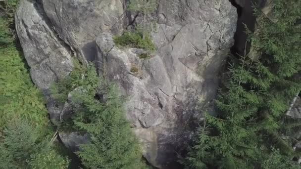 Vista Aérea Rocas Piedra Ternoshorska Lada Medio Hermosas Montañas Bosques — Vídeos de Stock