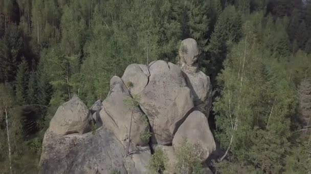Vista Aérea Rocas Piedra Ternoshorska Lada Medio Hermosas Montañas Bosques — Vídeo de stock