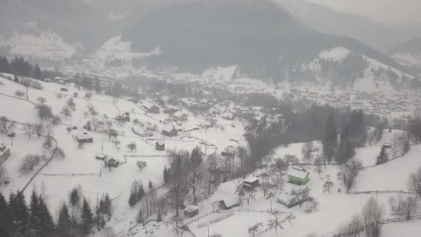 Ruhiges Und Gemütliches Märchendorf Ryvorivnia Das Den Karpaten Mit Schnee — Stockvideo
