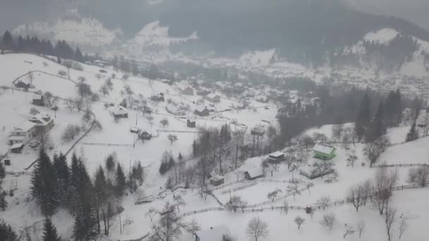 静かで居心地の良いおとぎ話の村Klivorivniaは カルパチア山脈の雪で覆われています ウクライナのHutsulshchyna国立公園で典型的な風景です 休暇と冬のスポーツ — ストック動画