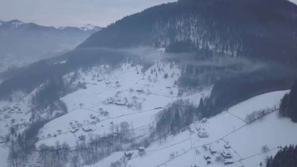 静かで居心地の良いおとぎ話の村Klivorivniaは カルパチア山脈の雪で覆われています ウクライナのHutsulshchyna国立公園で典型的な風景です 休暇と冬のスポーツ — ストック動画