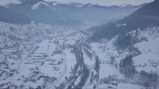 Calma Accogliente Villaggio Fiabesco Kryvorivnia Coperto Neve Nelle Montagne Dei — Video Stock