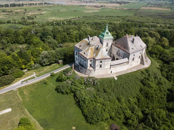 歴史的な城やOlesko 、リヴィウ地域、ウクライナの公園への空中ビューフレームドローン — ストック写真