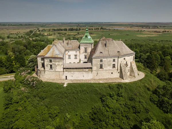 Vista aérea de drone para castelo histórico e parque em Olesko, região de Lviv, Ucrânia — Fotografia de Stock