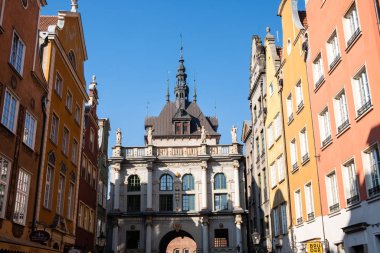 Polonya 'nın Gdansk kentinin tarihi turistik merkezindeki tipik renkli binalar