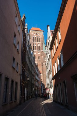 Polonya 'nın Gdansk kentinin tarihi turistik merkezindeki tipik renkli binalar