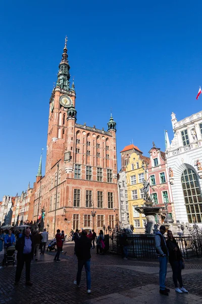 Centro histórico con edificios típicos de casas coloridas, torre del reloj de aguja del ayuntamiento Museo histórico, Gdansk, Polonia — Foto de Stock