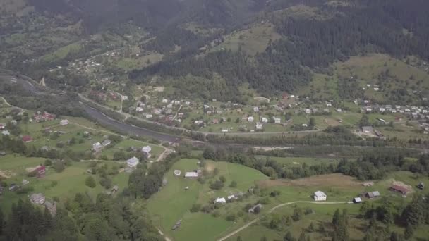 ウクライナの中でカルパティアの村Klivorivniaへの空中夏の景色 ウクライナのHutsulshchyna国立公園の典型的な風景 — ストック動画