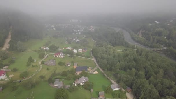 カルパティア村の黒チェレモシュ川への空中夏の景色 クリヴォリニア ウクライナウクライナのフツシュキナ国立公園の典型的な風景 — ストック動画