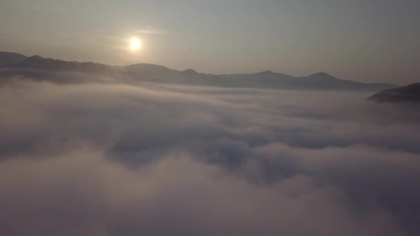 Vista Aérea Drone Nevoeiro Nascer Sol Sobre Nuvens Colinas Montanhas — Vídeo de Stock