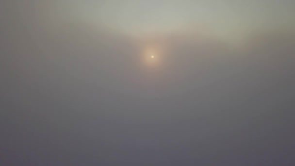Vista Aérea Drone Nevoeiro Nascer Sol Sobre Nuvens Colinas Montanhas — Vídeo de Stock