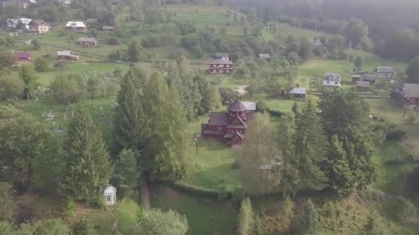 Powietrze Starego Drewnianego Kościoła Prawosławnego Górskiej Miejscowości Kryworywonia Karpatach Ukraińskich — Wideo stockowe