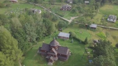 Ukrayna Karpatları 'nın dağlarındaki Kryvorivnia dağ köyündeki eski ahşap Ortodoks kilisesine. Hutsulshchyna Ulusal Parkı 'ndaki tipik manzara..