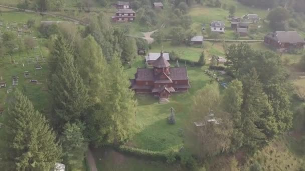 Aerial Igreja Ortodoxa Madeira Velha Aldeia Montesa Kryvorivnia Montanhas Cárpatos — Vídeo de Stock