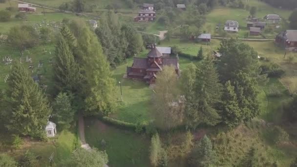 乌克兰喀尔巴阡山脉Kryvorivnia山村的空中到古老的木制东正教教堂 Hutsulshchyna国家公园的典型景观 — 图库视频影像
