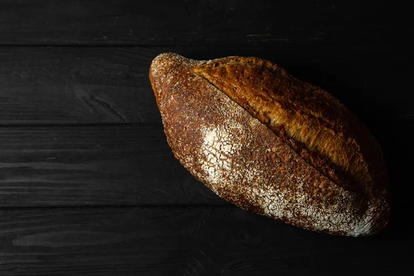 Siyah ahşap bir masada Fransız ekmeği