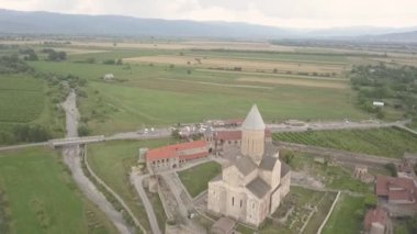 Telavi town yakınındaki Kaheti bölgesinde yer alan Gürcistan, Alaverdi manastır en büyük kutsal nesnelerden birini için havadan görünümü