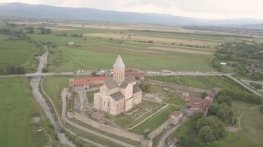 Telavi town yakınındaki Kaheti bölgesinde yer alan Gürcistan, Alaverdi manastır en büyük kutsal nesnelerden birini için havadan görünümü